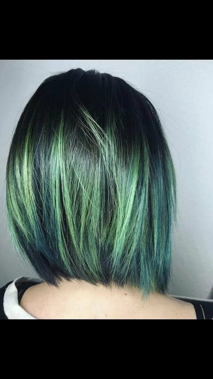 Зеленая затылка. Зеленые волосы. Короткие зеленые волосы. Окрашивание с салатовыми прядями. Зеленые пряди волос.