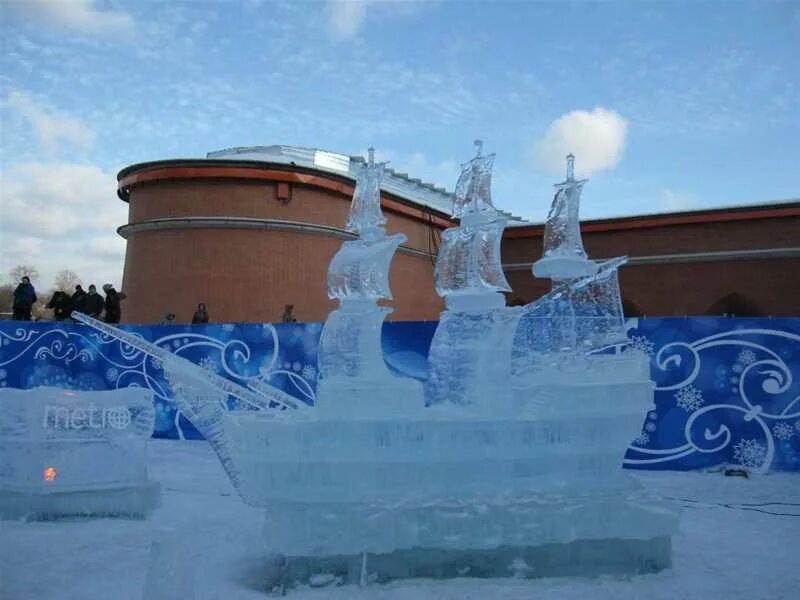 Ледовые фигуры на Петропавловской крепости в Санкт-Петербурге. Ледяные фигуры в СПБ Петропавловская крепость. Нарышкин Бастион ледяные скульптуры. Ледовый городок Санкт-Петербург Петропавловская крепость. Ледяные фигуры спб 2024 петропавловская