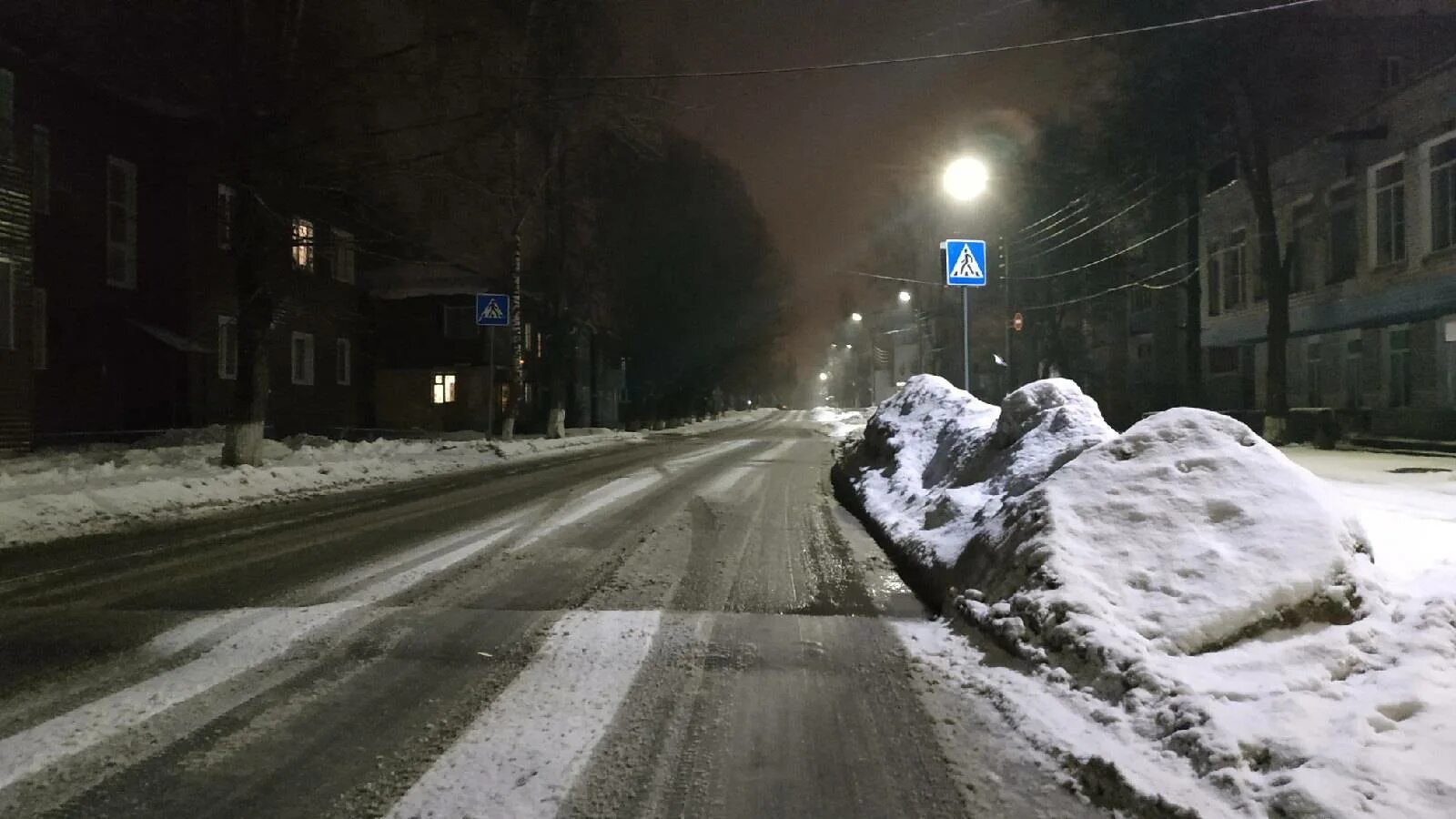 Пешеходы снег. Заснеженный пешеходный переход. Зимний переход. Снежные валы на пешеходном переходе.