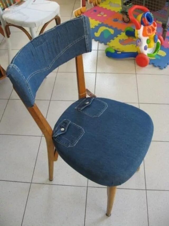 Старые сидушки. Джинсовая сидушка на стул. Сидушка на стул из джинсы. Сидушка на стул из джинсов. Сидушка на табурет из джинс.