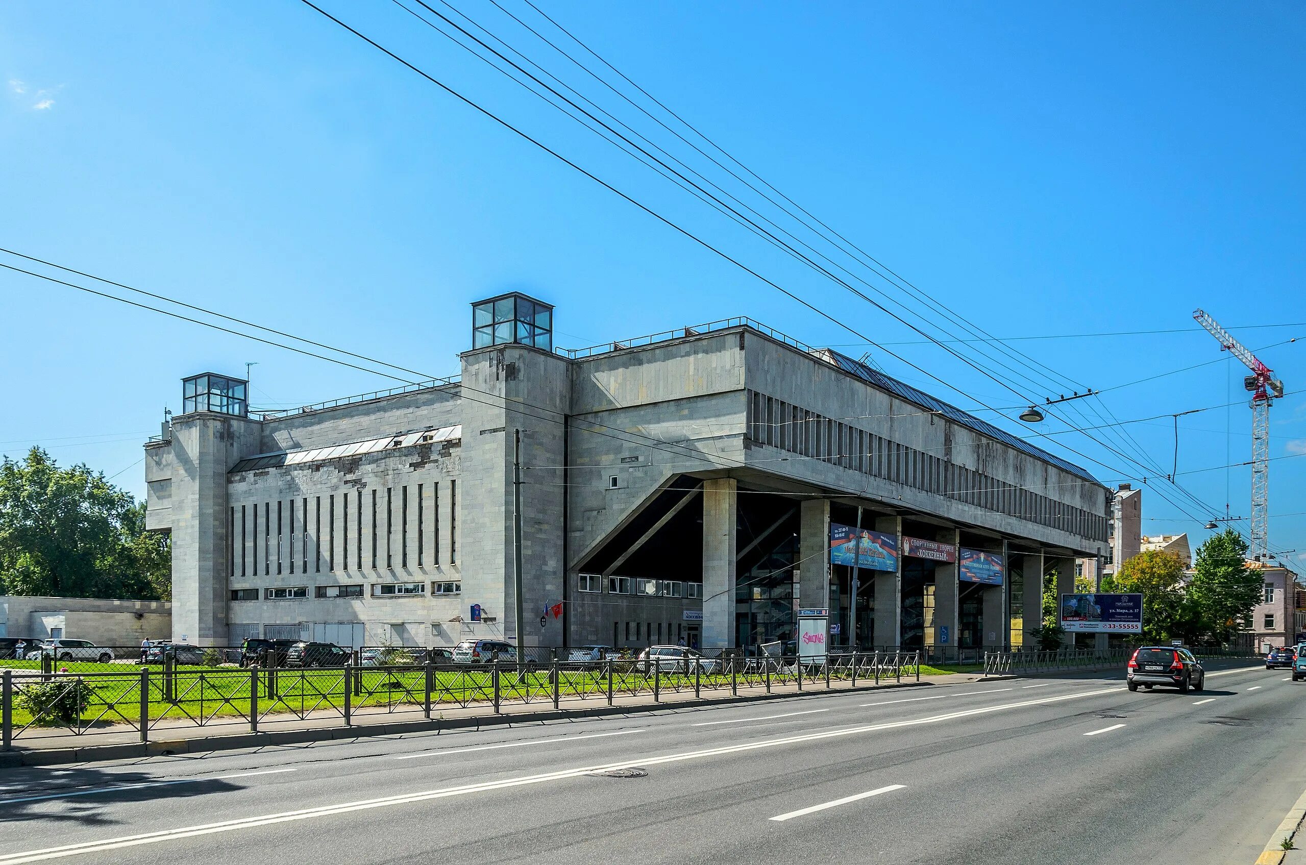 Дворец спорта "Хоккейный", здесь в 90-е годы играл СКА. Вместимость 1700 зрителе