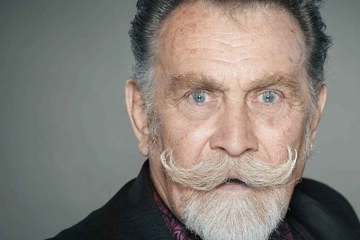 пожилой мужчина с усами. дед с усами. старик с бородой. дедушка с усами. усатый старик.