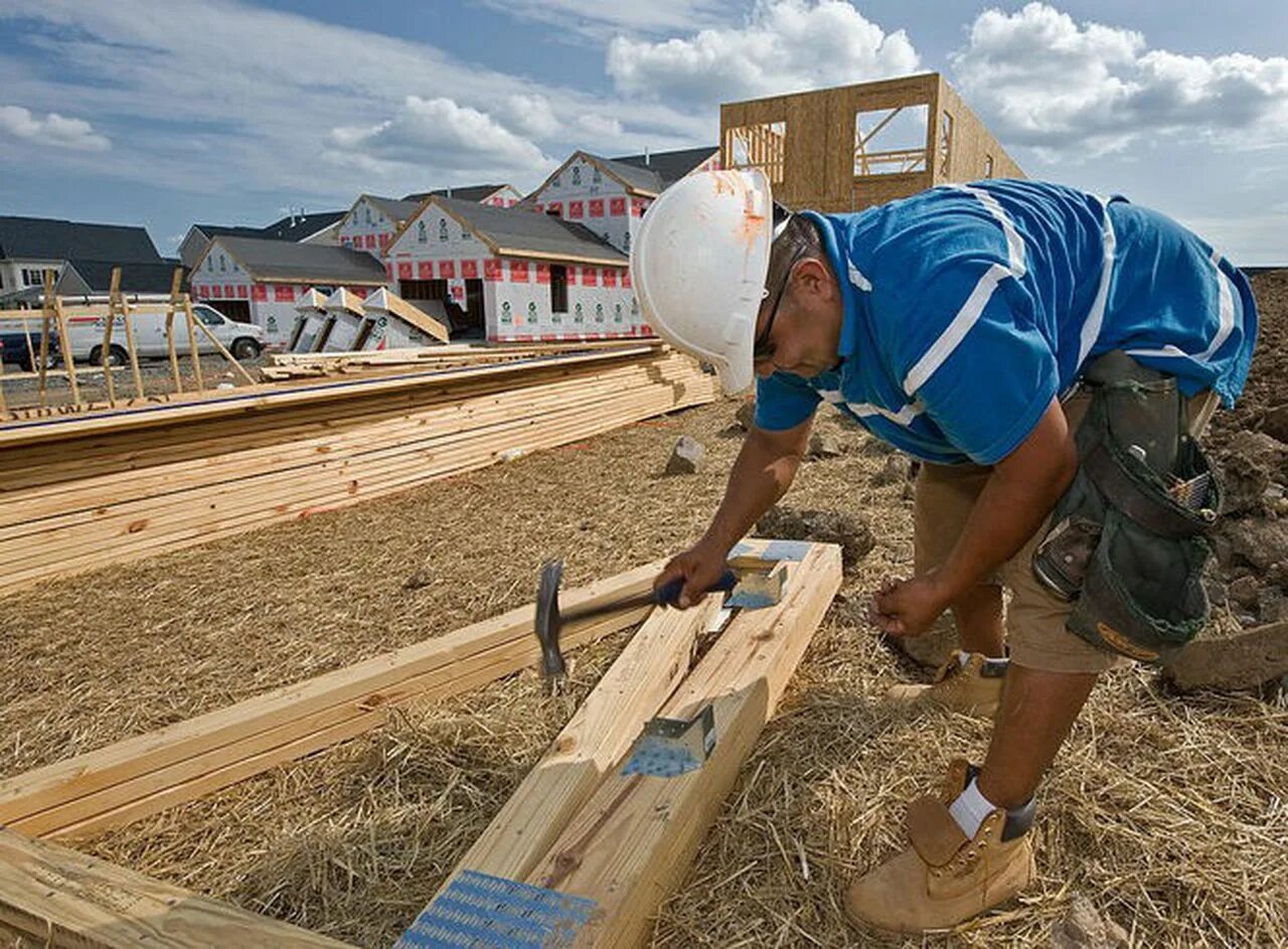 Плотник на крыше. Строитель на крыше. Кровельные работы. Монтажник на крыше. Плотник кровельщик.