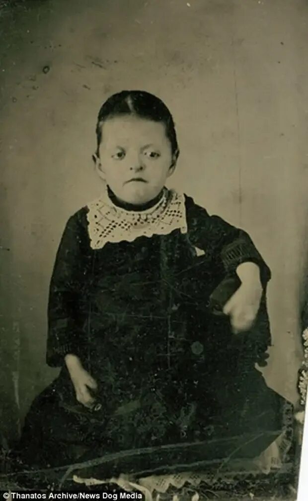 Фотографии мертвых людей 19. Посмертные фотографии 19 век. фотографии мертвых людей 19 века. томас харрис коллекция посмертных фото. старые снимки мертвых людей.