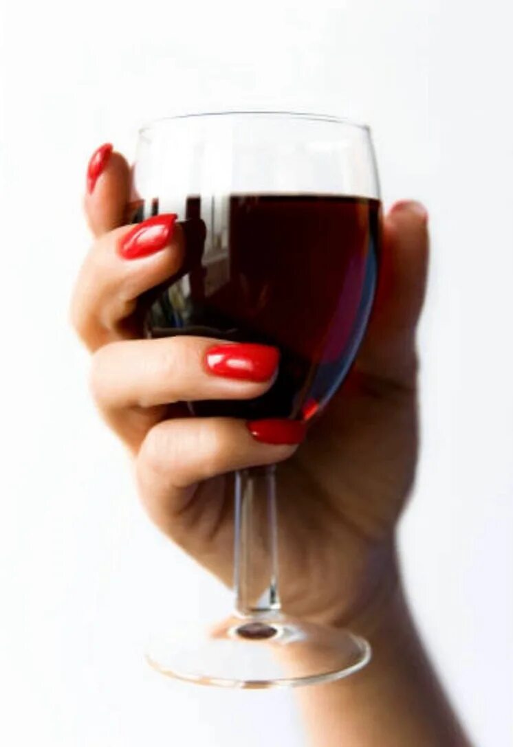 девушка с вином. рука держит бокал. девушка с шампанским. девушка держит вино. девушка с бутылкой вина.