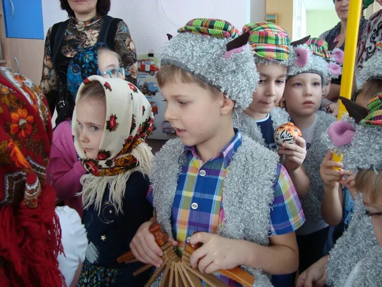 Костюм коляды для детей. Костюм колядки для мальчика в детском саду. Костюм колядки для мальчика в детском саду. Костюмы для колядок в детском саду. Костюм коляда в детском саду.