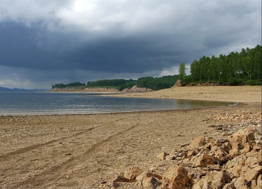 Игольн ца залив стый смех. Красноярское водохранилище Краснотуранск. Ижульский залив Красноярское море. Красноярское море водохранилище. Даурское Красноярское море песчаный берег.