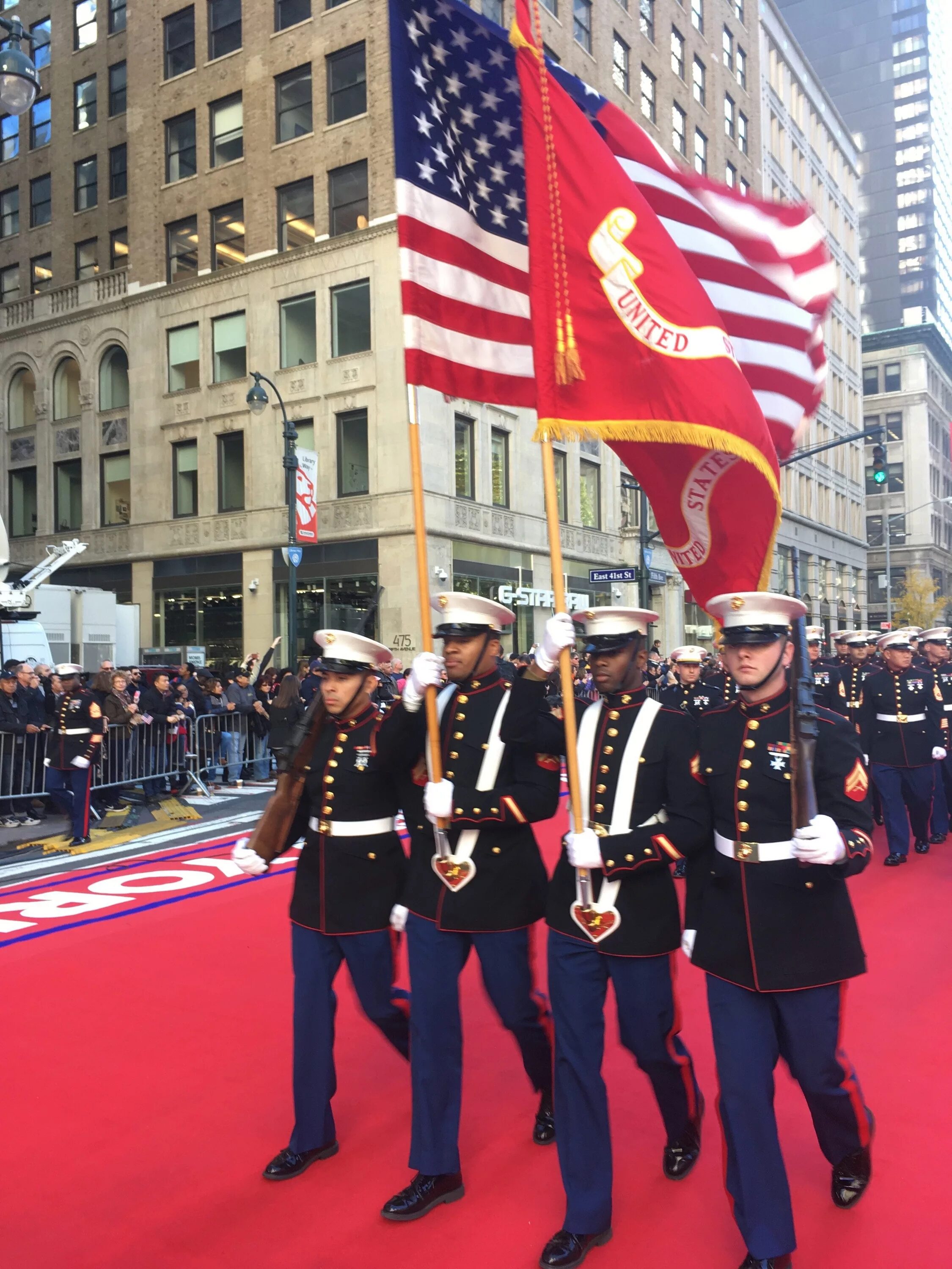 Британские военные парады. Парад Победы в Америке. Военный парад в Великобритании. США праздник военнослужащие. Парад в сша