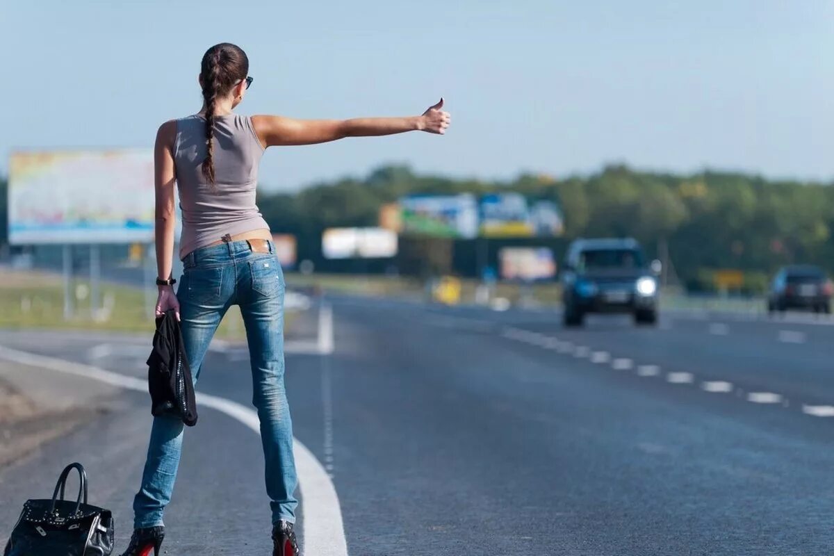 Машины для женщин. Leisan morento. Села к незнакомцу в машину фильм. Девушка открывает дверь машины. Девушка садится в автомобиль.