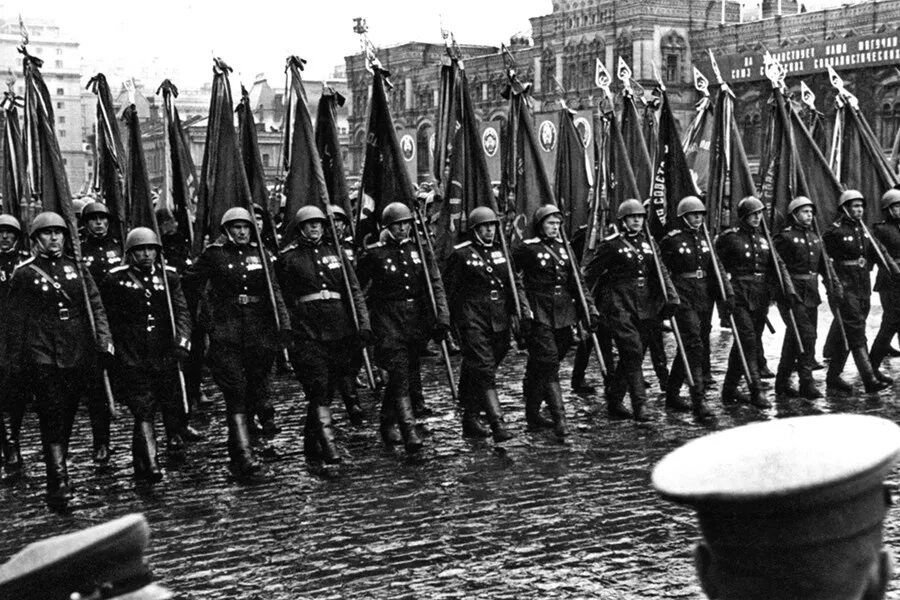 Дата парада 1945. Парад Победы 1945 года. Парад Победы 24 июня 1945 года на красной площади. Парад 9 мая 1945 года на красной площади. Знаменосец на параде Победы в 1945 году.