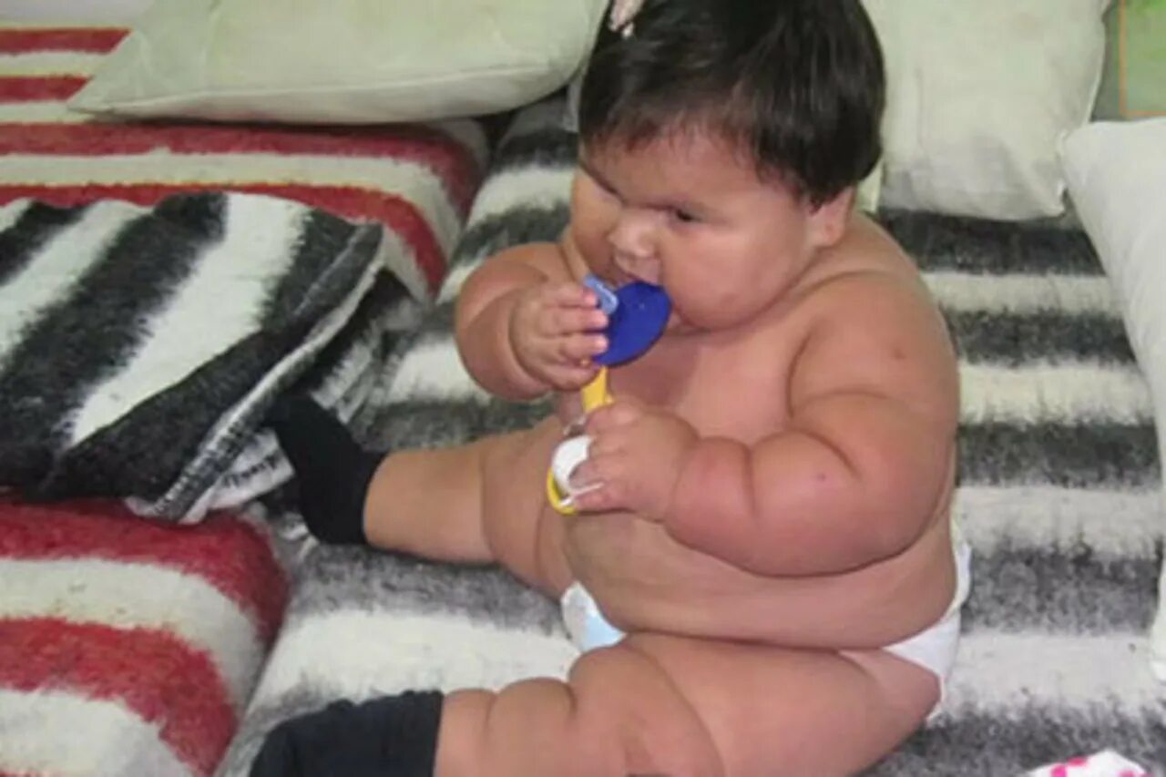 Ребенок 7 месяцев весит 7 кг. 10 Месяцев ребенку. В 7 месяцев 7 кг ребёнок весит. Толстый ребенок в 7 месяцев.