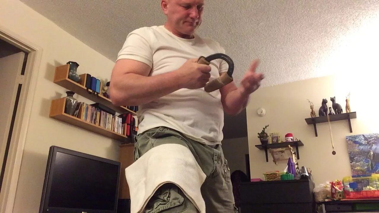 Подкову гну. Сгибание подковы. согнуть подкову. гнет подкову. руками гнут подкову фото.