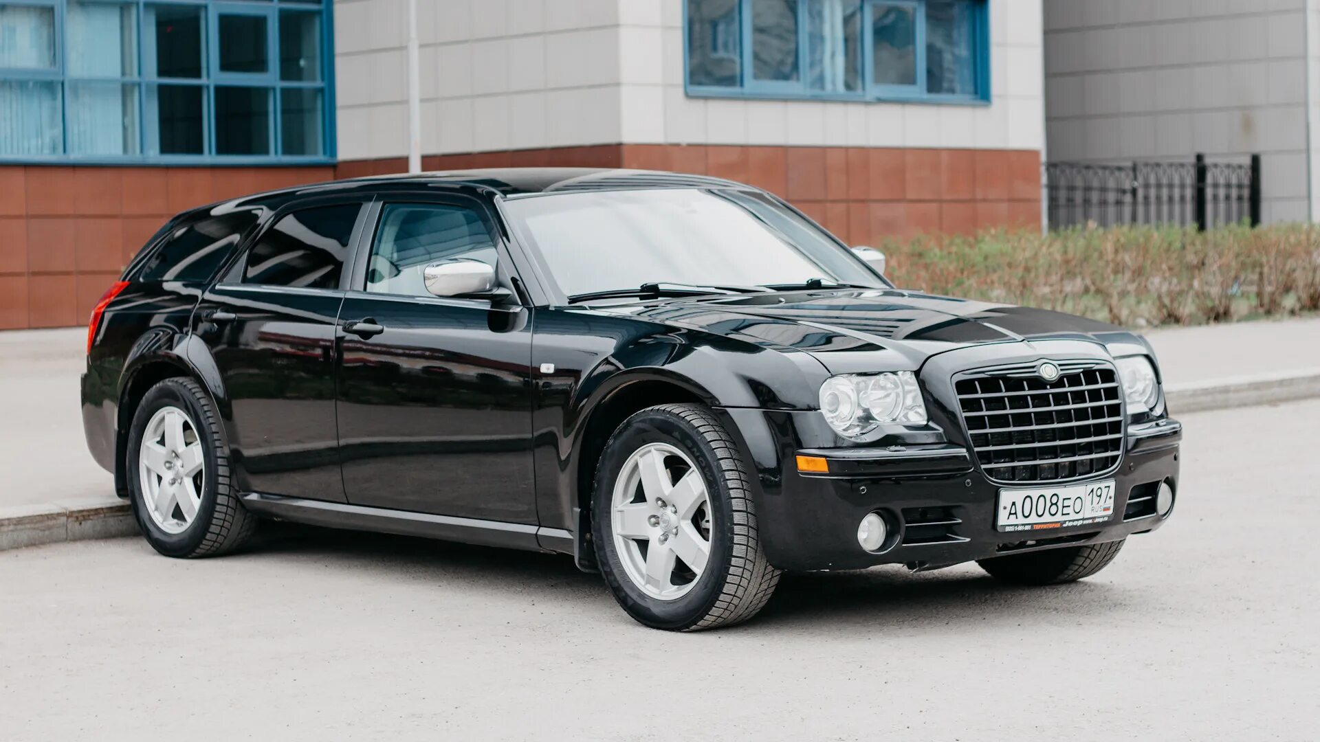 Крайслер 300с универсал. Chrysler 300c 5.7. Chrysler 300c 5.7 Hemi универсал. Крайслер c300 5.7.