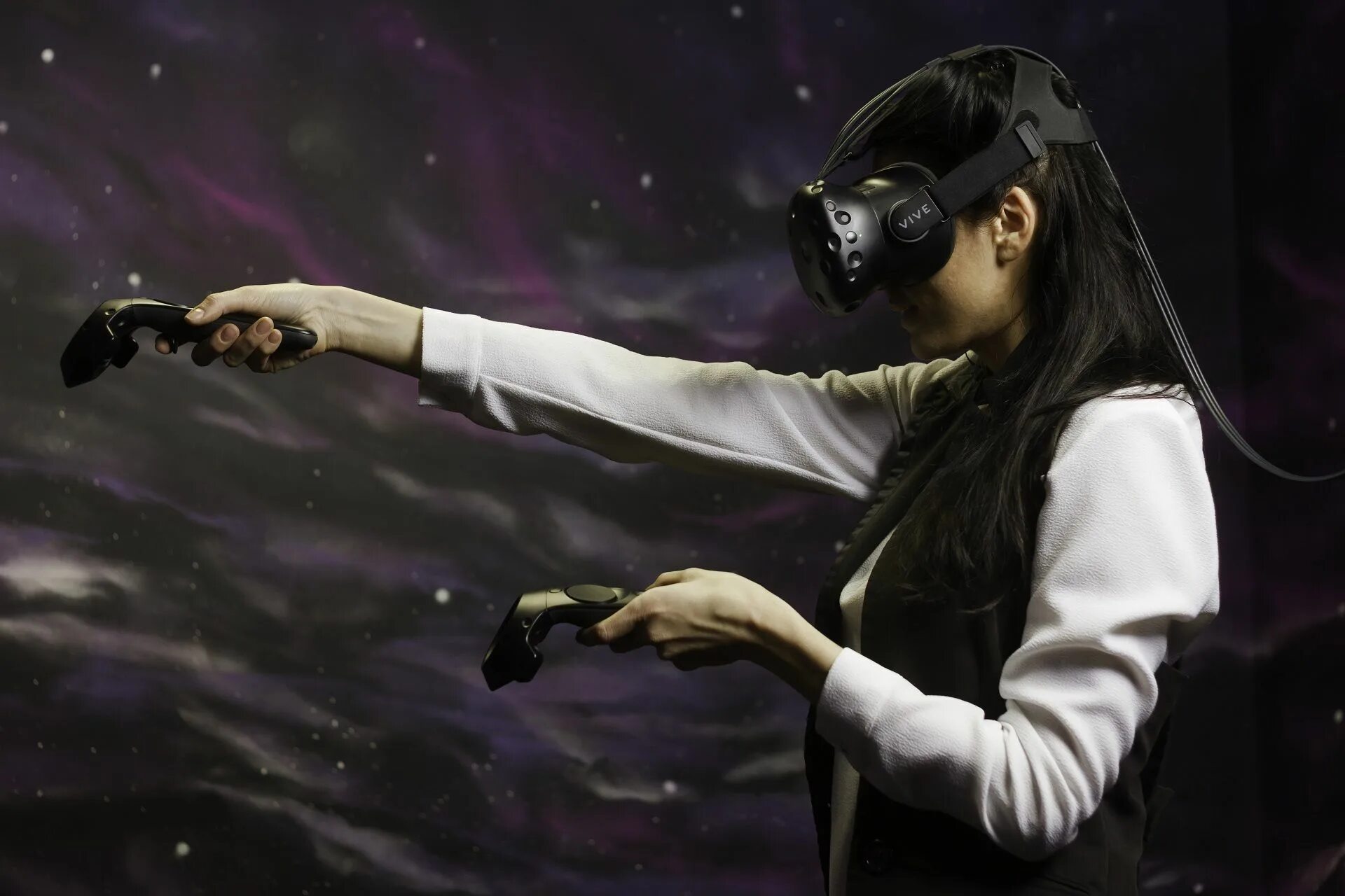 Времени с помощью современных. Виртуальная реальность девушка. Девушка в ВР очках. Виртуальная реальность танцы. Девушка в очках виртуальной реальности.