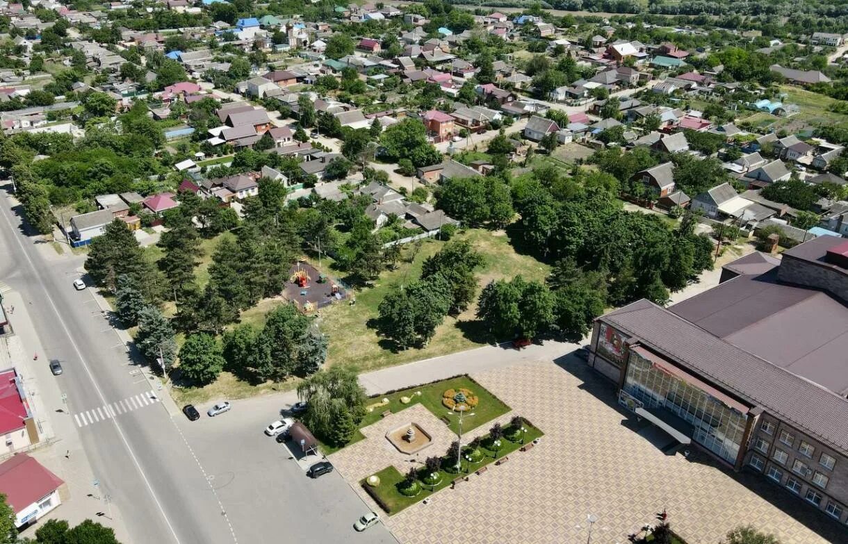 Погода в тбилисской поселок октябрьский. Станица Тбилисская Краснодарский край. Станция Тбилисская Краснодарский край. Тбилисская Краснодарский край площадь. Тбилисская Краснодарский край РДК.