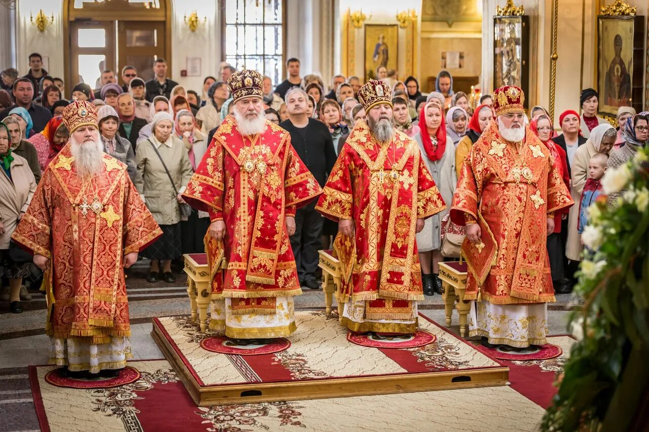 псковская епархия служение митрополита. варсонофий (вихвелин). михайловский собор ижевск службы. фото с пасхи - михайловский ижевск. служба в михайловском соборе.