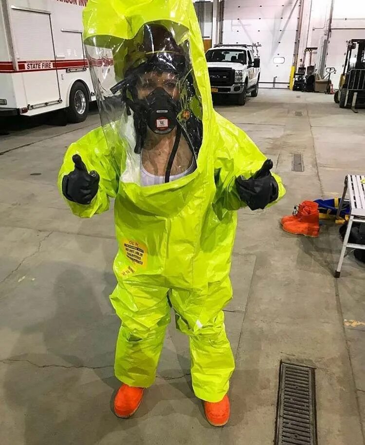 Mask suit. Hazmat костюм blockpost. Hazmat блоггер. Костюм с противогазом. Защитный костюм с противогазом.