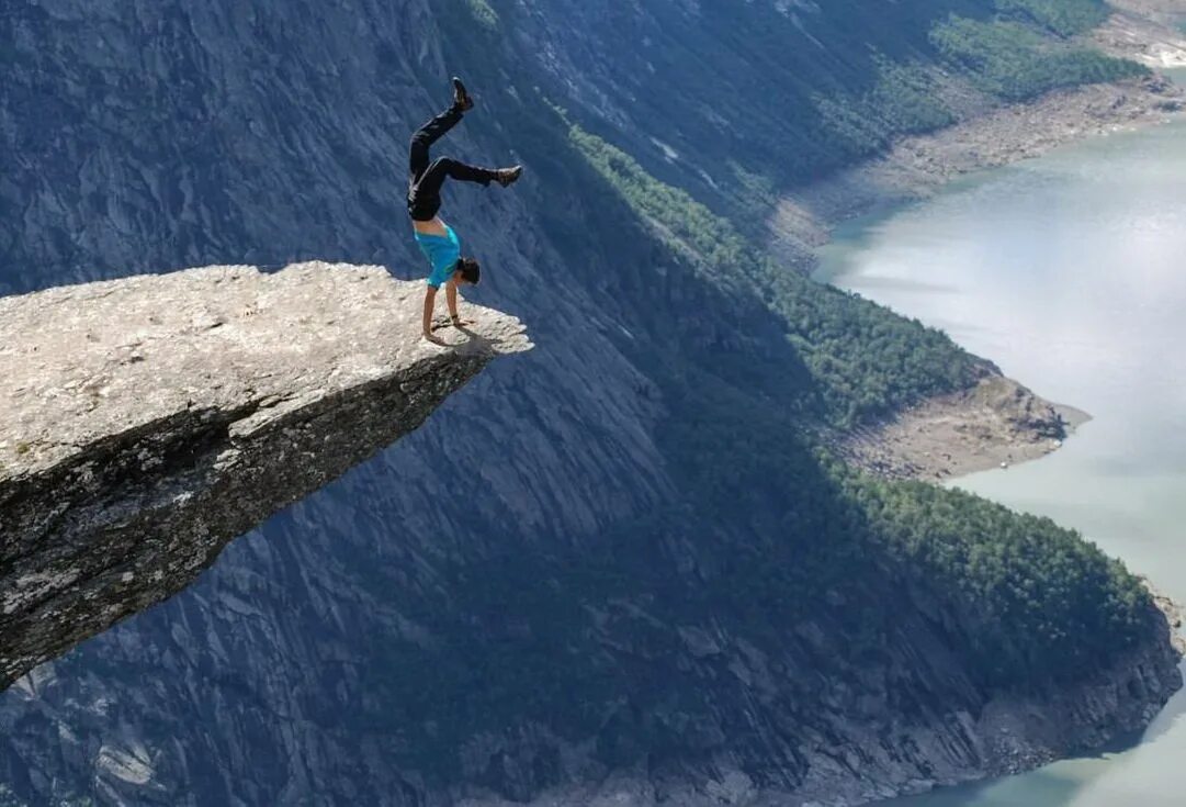 Fear of heights. Пропасть в горах. Вид с обрыва. Над обрывом. Над пропастью.