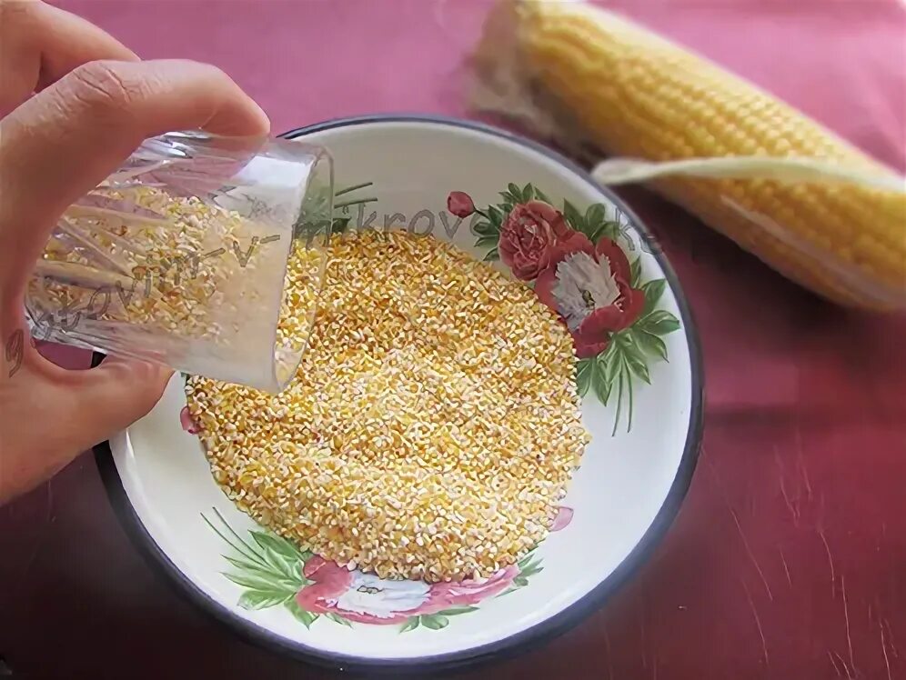 Стакан кукурузной крупы. Кукурузная каша в микроволновке. карась мелкий в кукурузной крупе. как варить кукурузную крупу для рыбалки.