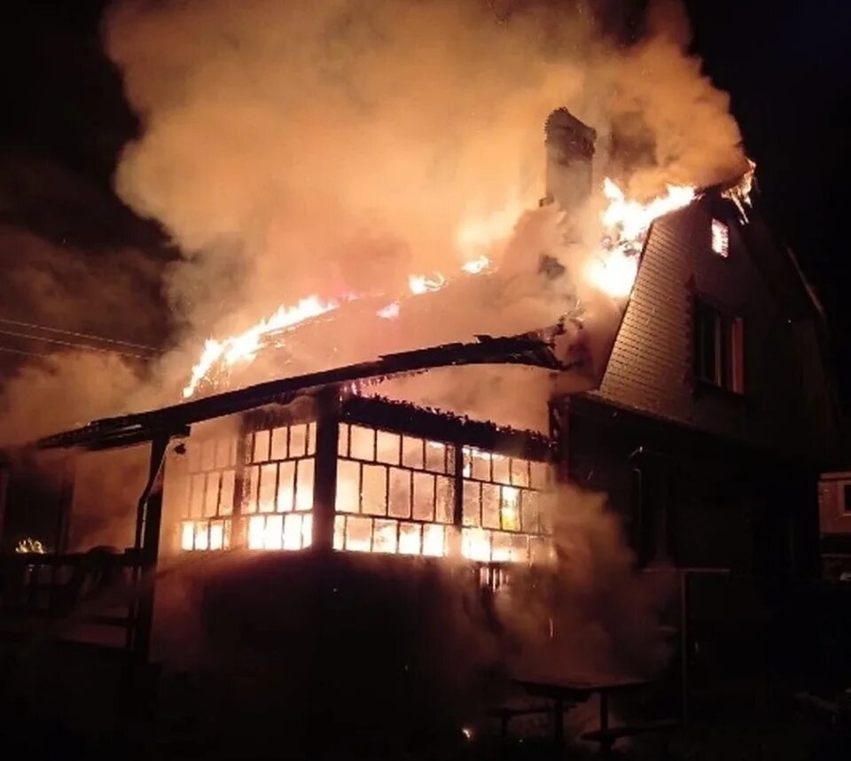 Пожар в волховском районе. Киржач пожар. пожар на рябиновой улице. волхов пожар. пожар на даче владимирская область.