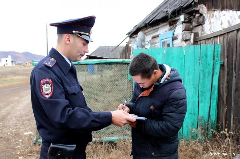 Участковый уполномоченный учет. Участкового уполномоченного полиции. Участковый с гражданами. Участковый уполномоченный полиции. Полиция Эрзин.