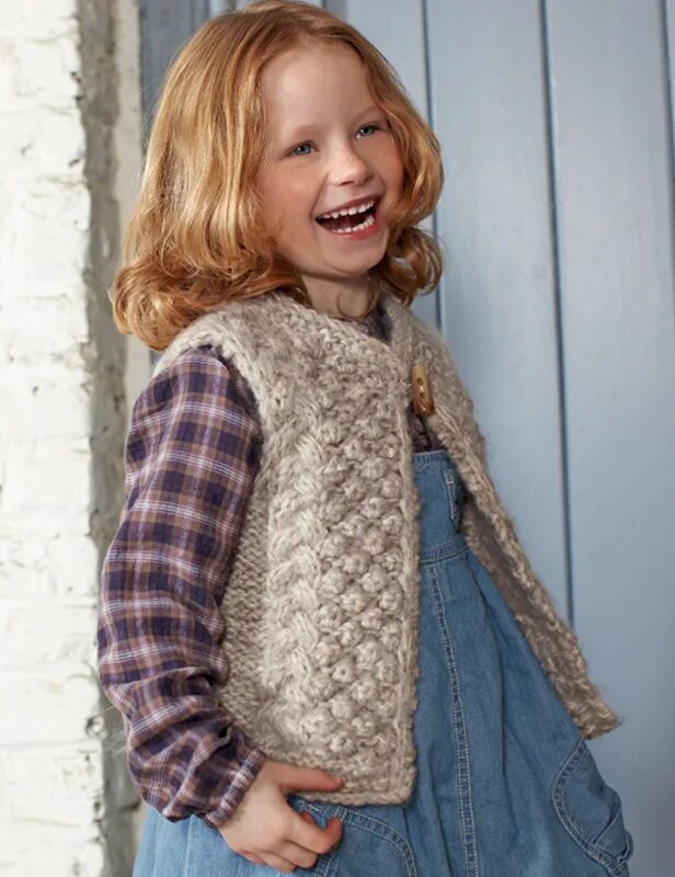 вязаная жилетка для малышки. вязаный жилет для девочки. вязаный жилет для девочки 3 лет. жилетка спицами для лет девочки. вязаный жилет для девочки.