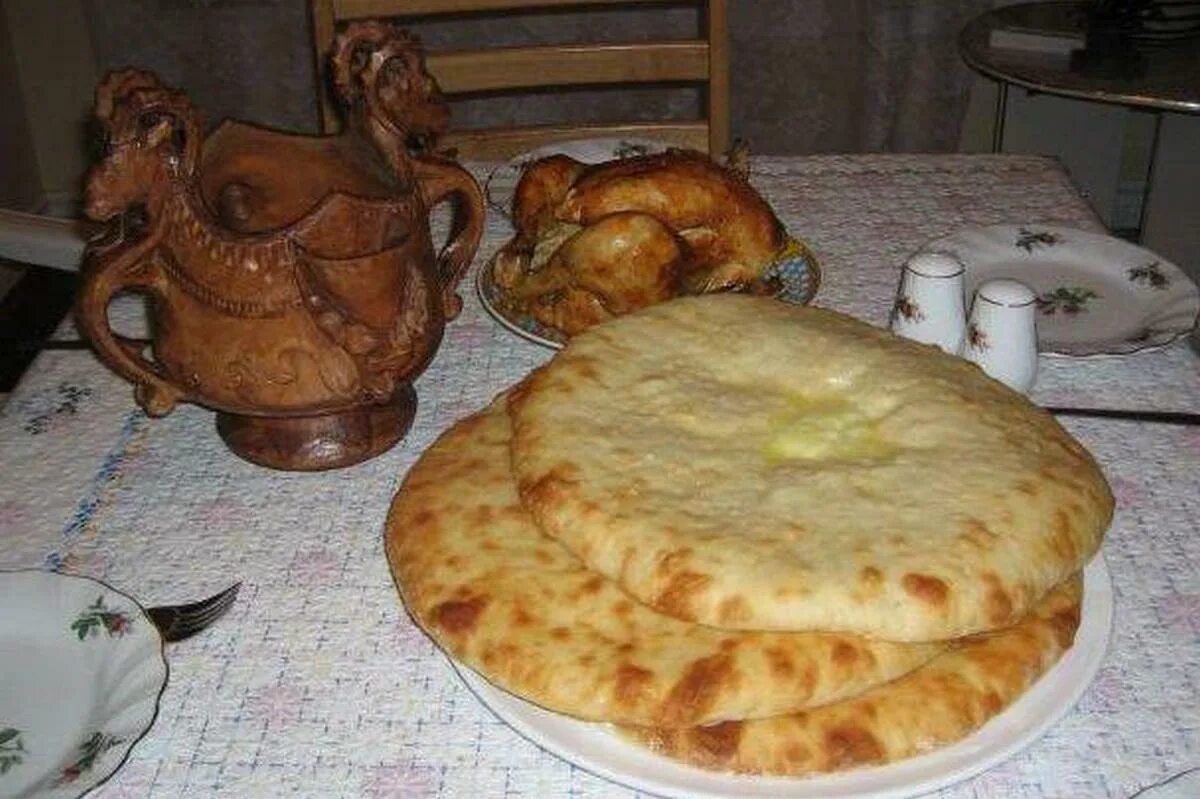 Ирон фынг. Стол с осетинскими пирогами. Праздничный стол с 3 пирогами осетинскими. Национальные блюда Осетии. Праздничные пироги осетинские.