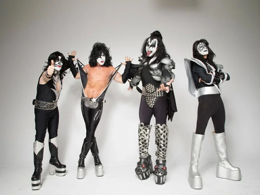 Мир кис. Группа Kiss. Глэм рок группа Kiss. Группа Кисс участники. Группа Кисс фото.