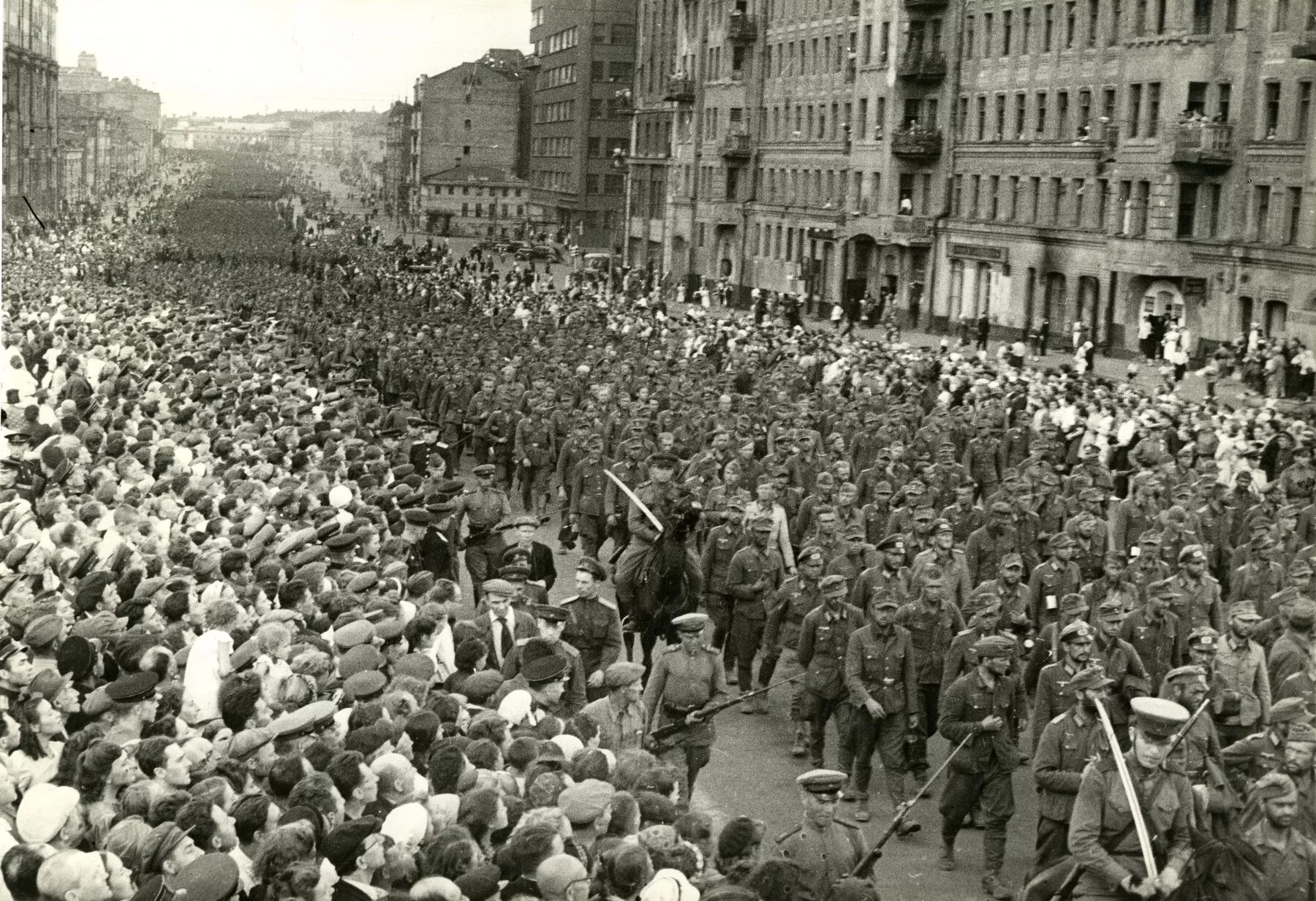 Фашисты были в москве. 17 Июля 1944 парад военнопленных в Москве. Парад пленных немцев в Москве 1944. Шествие немецких военнопленных в Москве 1944. 1944 Год парад пленных немцев в Москве.