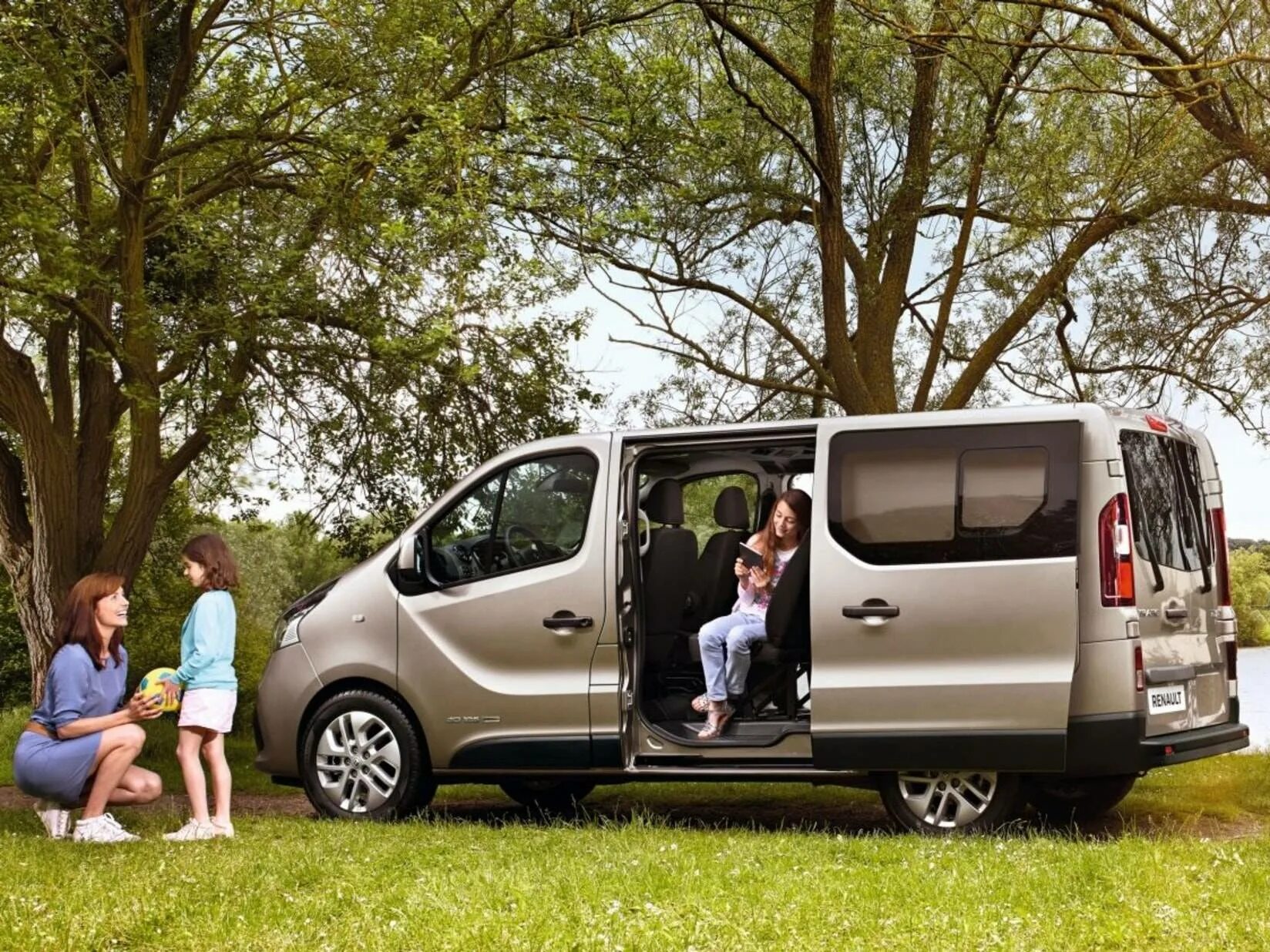 Семейный автомобиль для многодетных 2024. Renault Trafic Passenger Blue. Рено трафик 2023 года. Рено трафик 2005. Семейный минивэн.