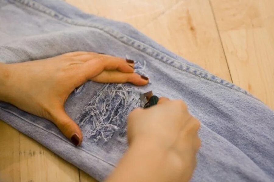 Как сделать рваные джинсы в домашних условиях. Дырка в ткани. Нитки на дырки джинс. Потертости на джинсах своими руками.