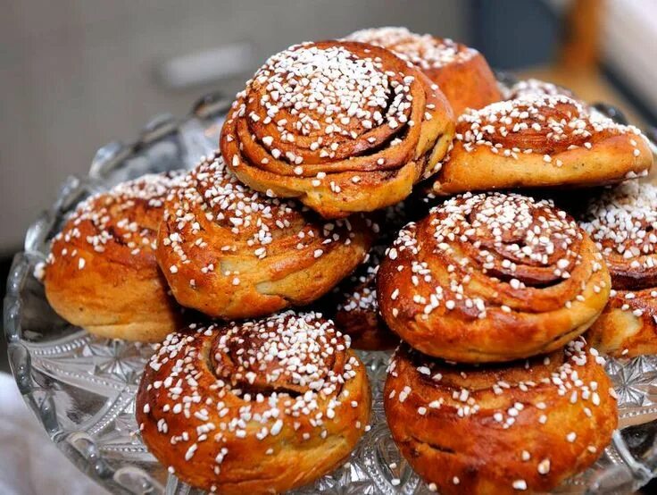 Шведские булочки с корицей kanelbulle. День булочек. День булочки с корицей. Швеция праздник булочек с корицей. Праздник булочки