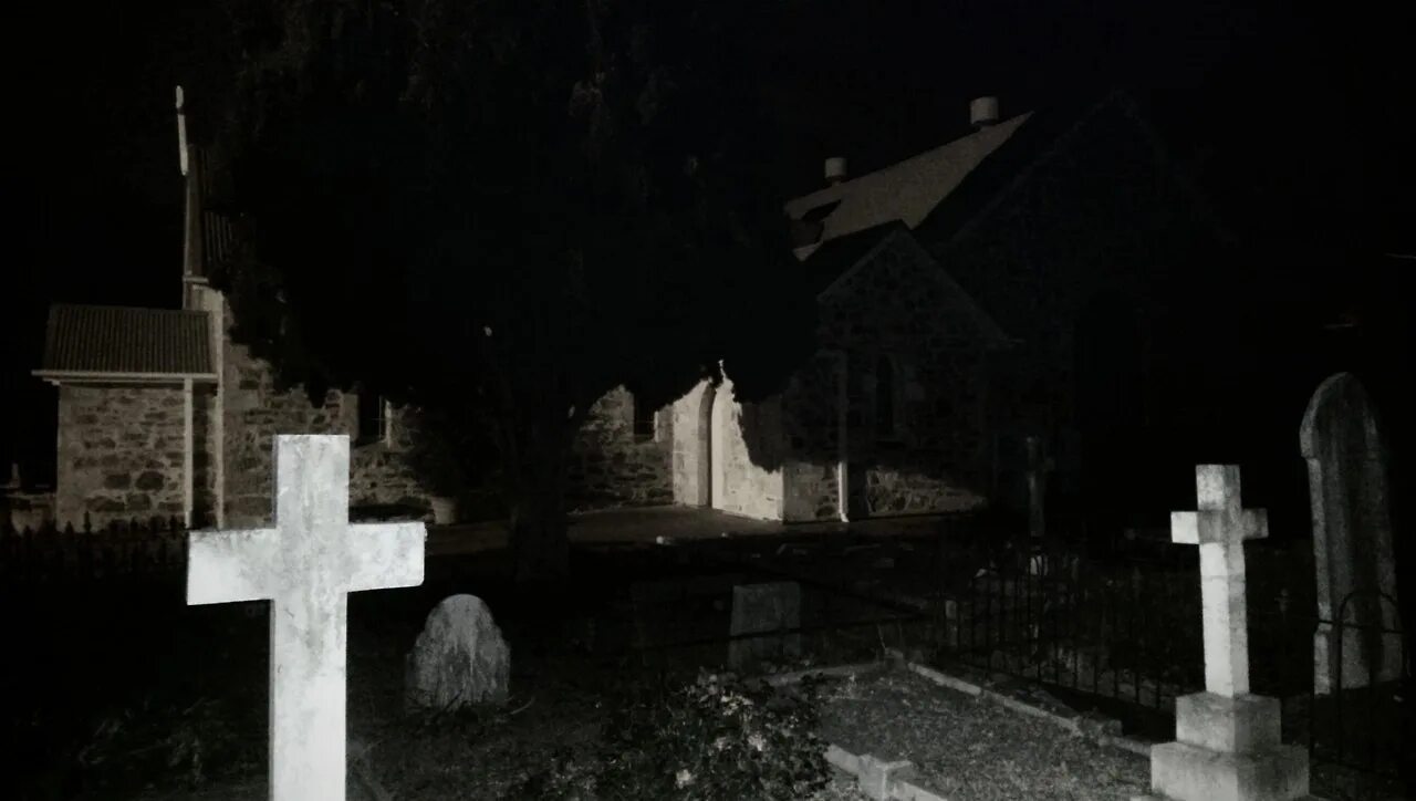 Ночью на кладбище есть. Кладбище ночью реальные. Кладбище ночью с призраками. Русское кладбище ночью.