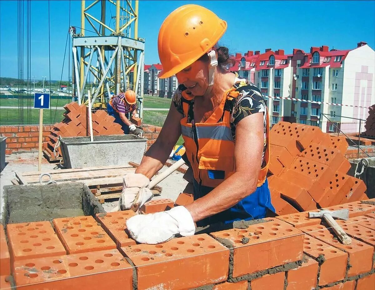 Компания баско занимается строительством. Строитель. Профессия Строитель. Строительные работы. Стройка и строители.