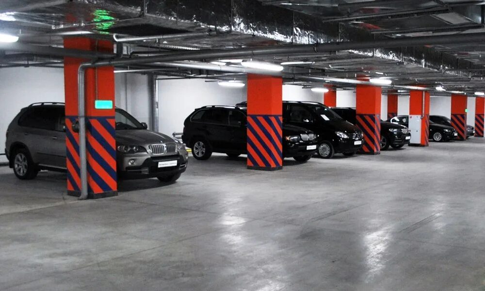 Машиноместо как правильно. Подземная парковка. Машина в паркинге. Подземный паркинг Москва. Автомобиль на подземной парковке.