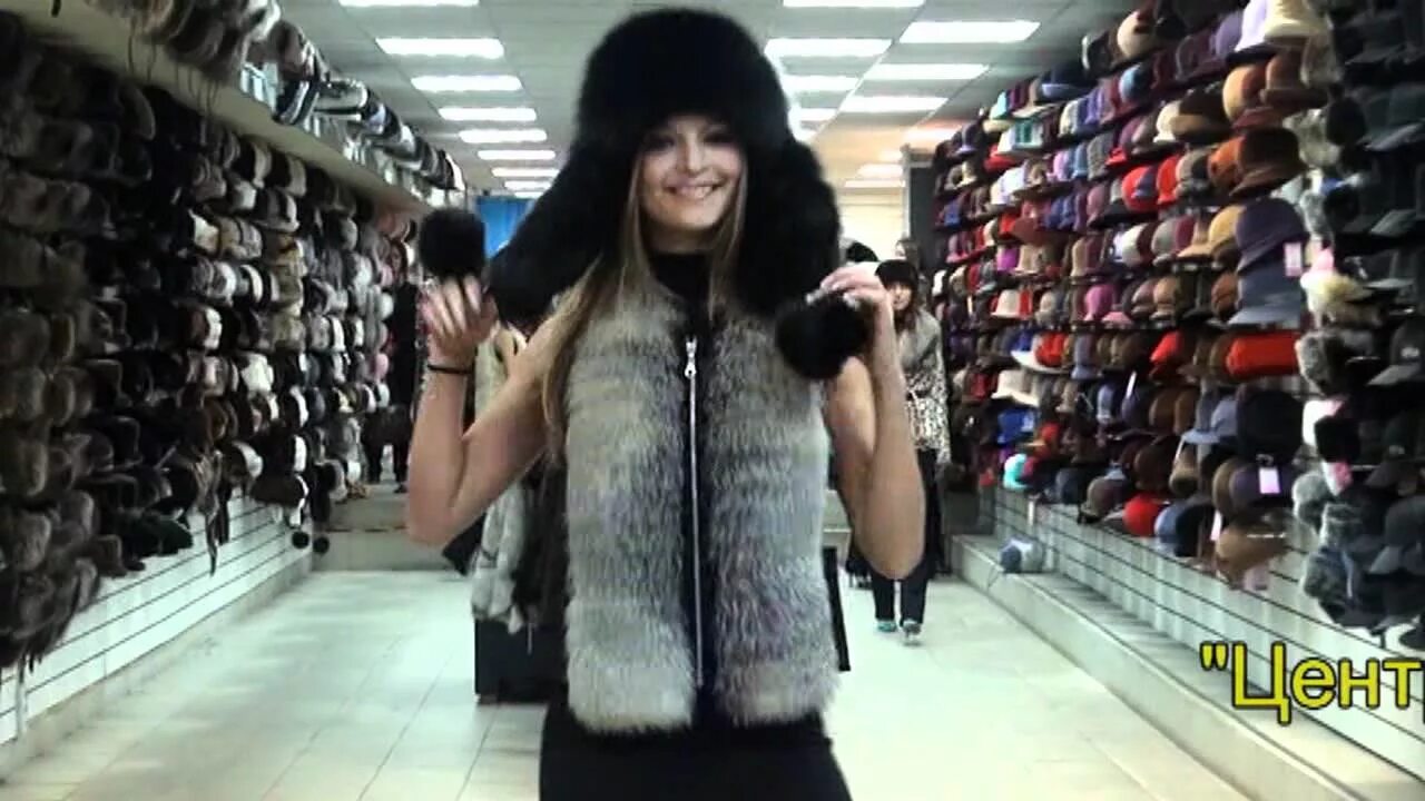 шапки с рынка. зимняя одежда на рынке. южные ворота шапки. рынок головных уборов. южные ворота шапки.