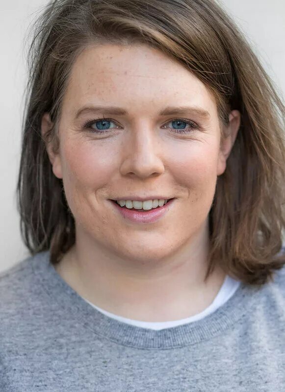 обычное лицо женщины. лицо без косметики. потапова ксения александровна. обычное лицо женщины. русые волосы у девушек.