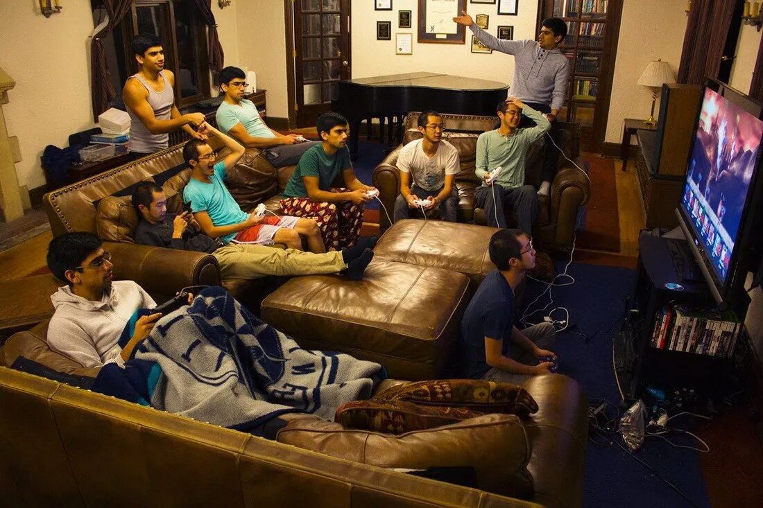 Кореш играет. Игра шахматы. Кореш играет. Человек играет в приставку. Человек играющий в приставку.