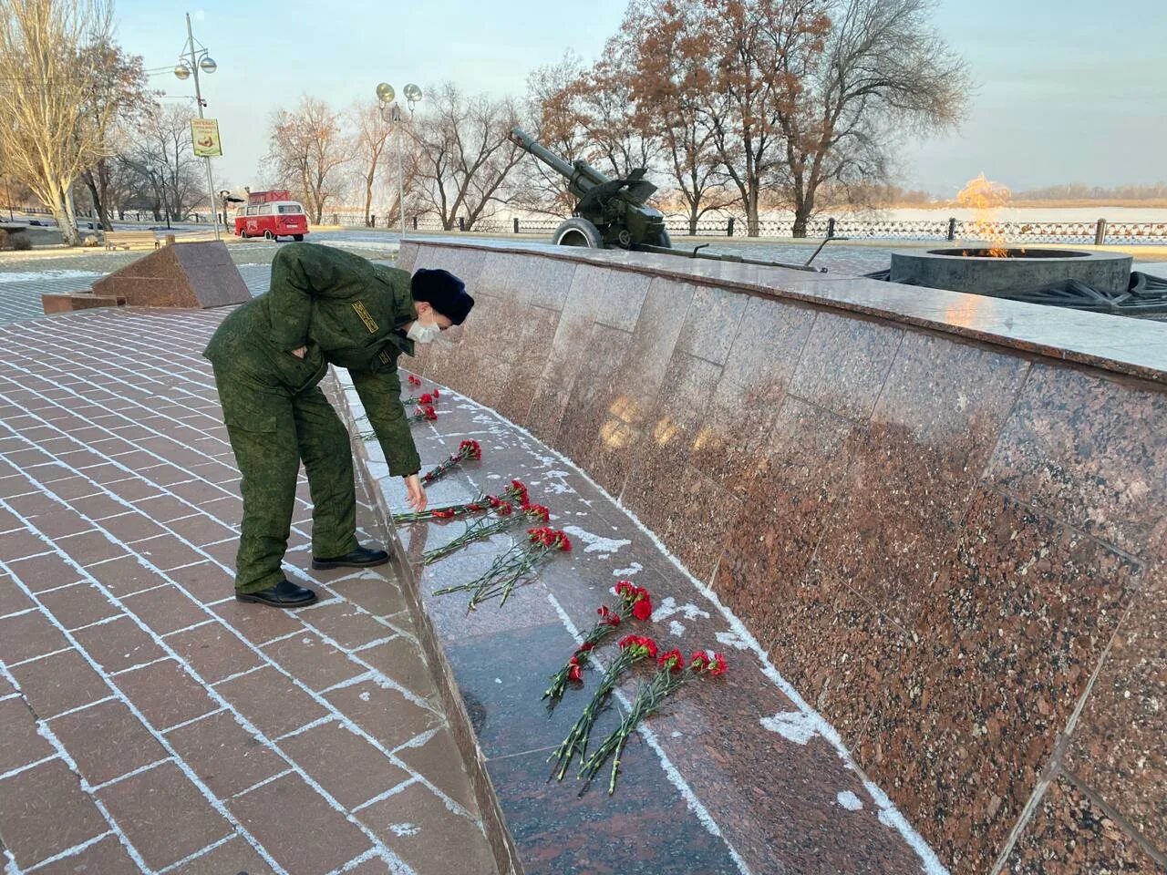 Монумент штыки Зеленоград. Возложение цветов к мемориалу памяти. Мемориал штыки в Зеленограде. Возложение цветов мемориалу славы.