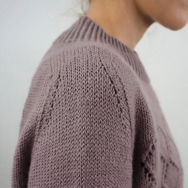 Свитер=погон спицами сверху. Свитер с погонами. Свитер с погонами. Джемпер погон. Джемпер реглан погон.