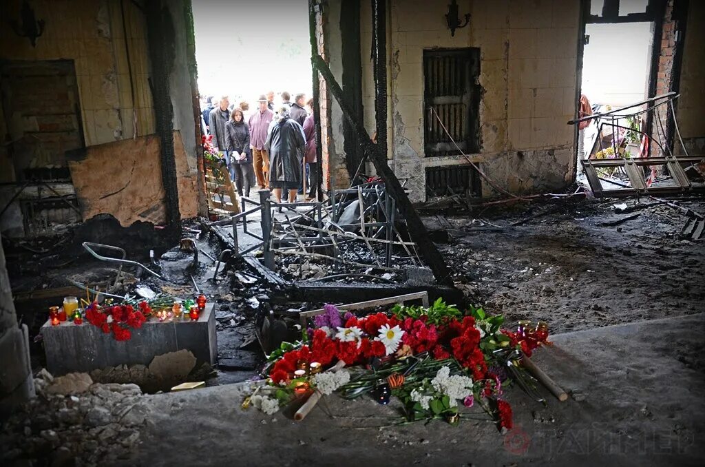 Дом профсоюзов в одессе 2 мая 2014. Одесский дом профсоюзов 2 мая 2014. одесса 2014 год дом профсоюзов. одесская трагедия 2 мая 2014 года дом профсоюзов. одесса май 2014 дом профсоюзов.