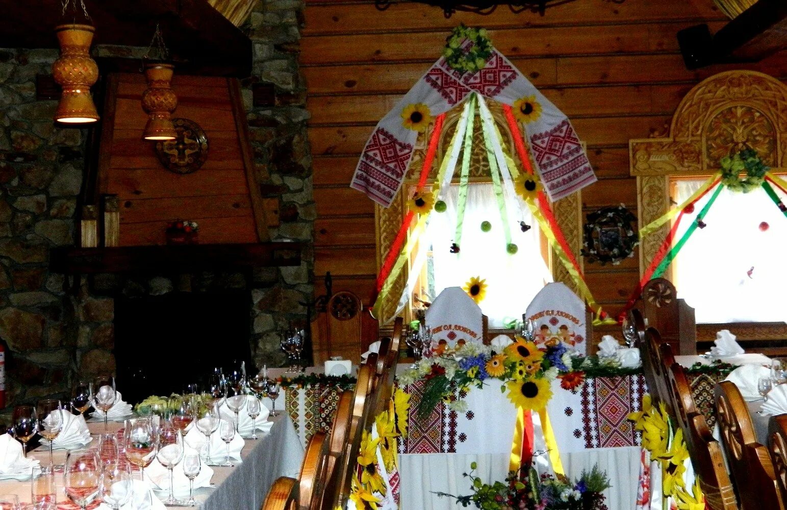 Украшение беседки в русском народном стиле. Класс в русском стиле. Украшение зала в русском стиле. Древнерусский стиль шторы. Школьный музей русская изба.