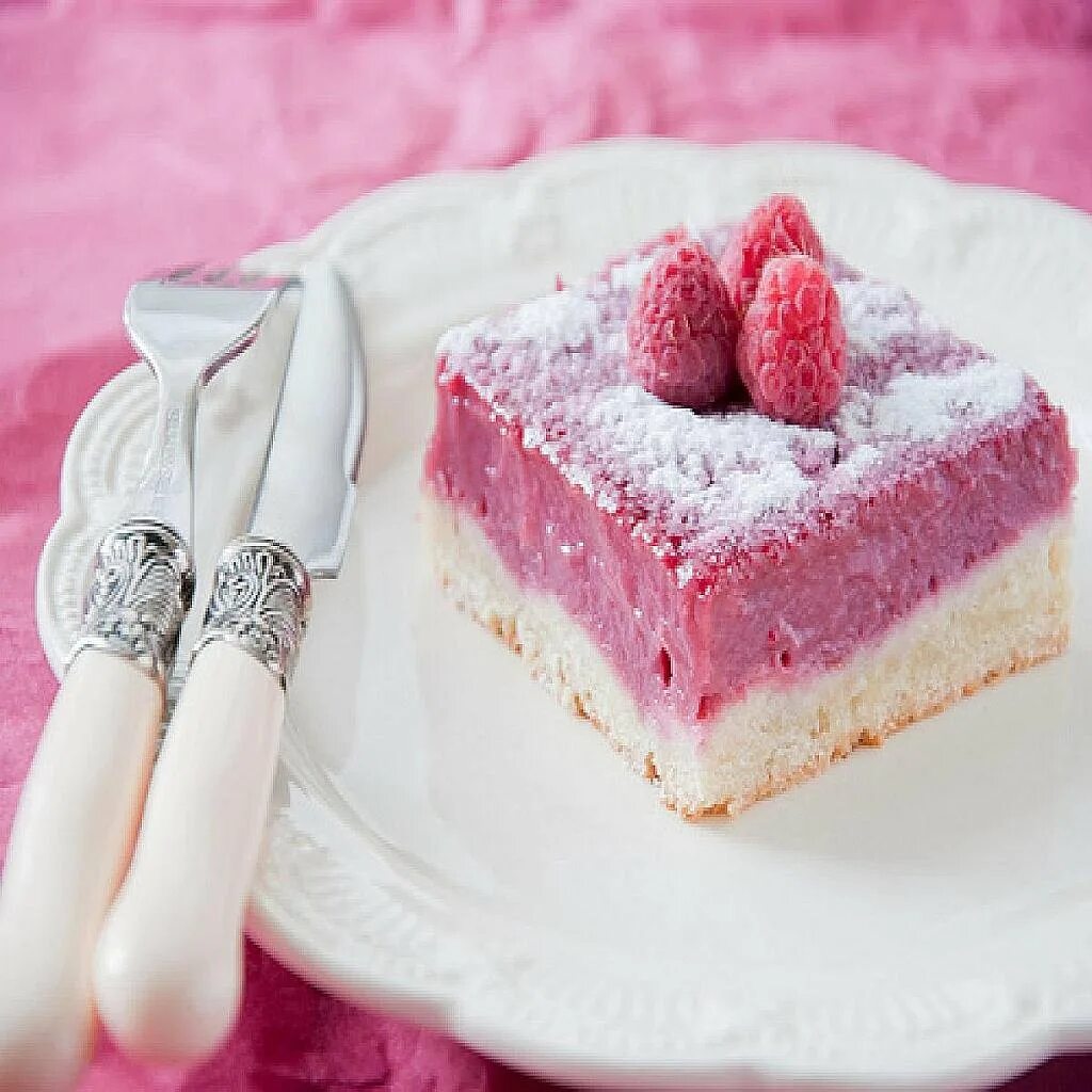 Raspberry cake and raspberry jam close-up фотография Stock Adobe Stock