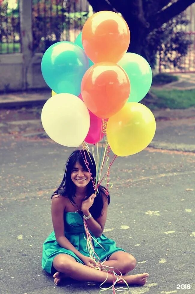 Девушки с шарами видео. Девушка с воздушными шарами. Девушка с шариками воздушными. Фотосет с воздушными шарами.
