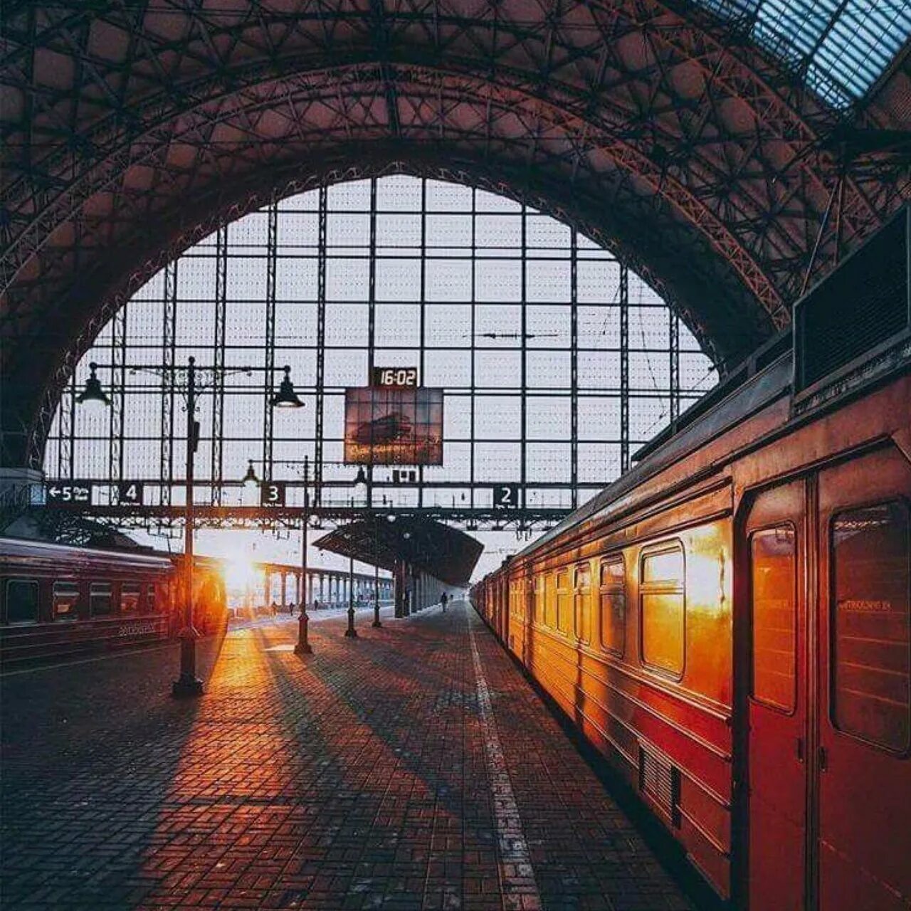 Поезда но пустой вокзал. Киевский вокзал перроны. жд вокзал москва перон. перрон на вокзале к киеве. вокзал пирон санкт петербург.