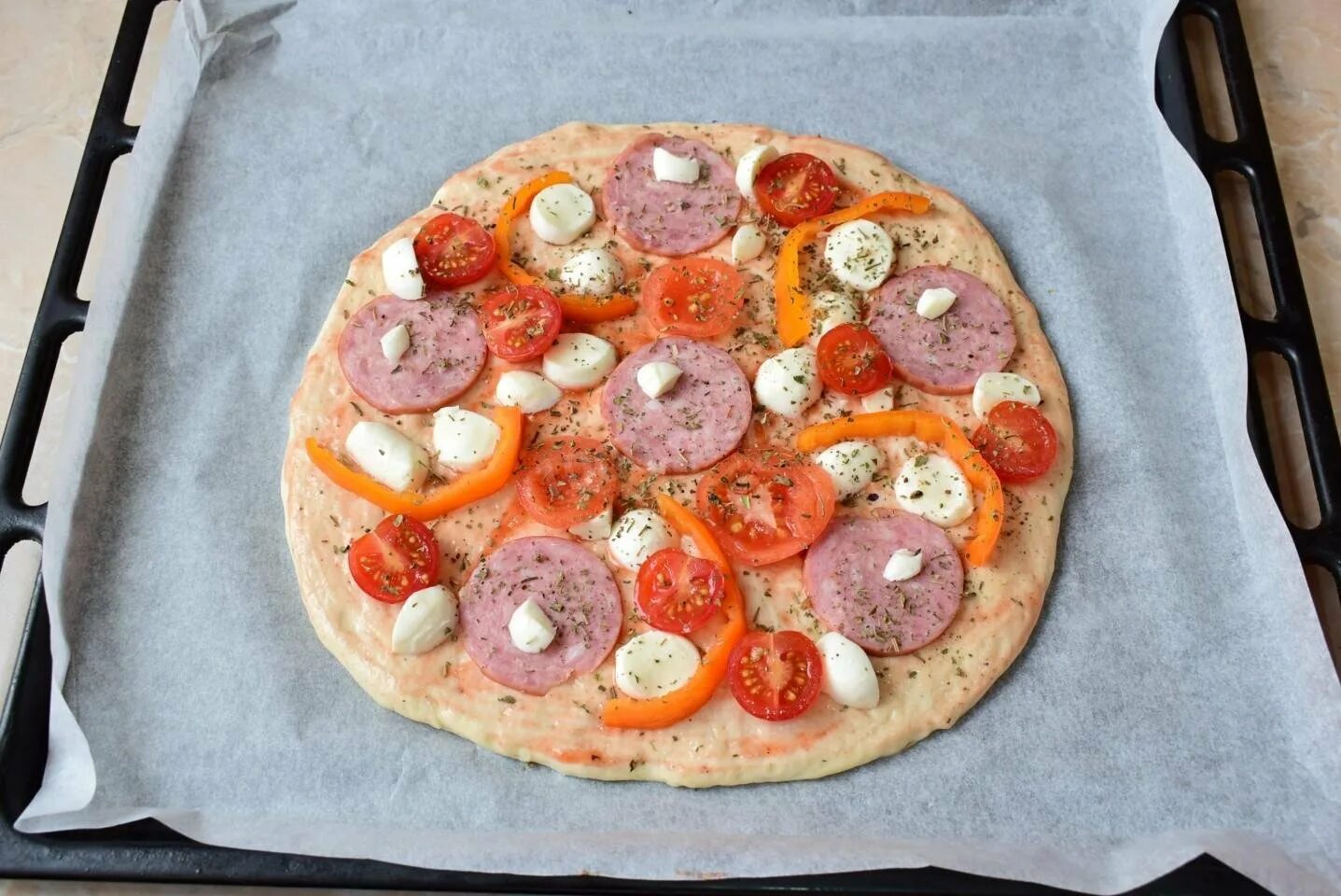 Начинка для пиццы колбаса помидоры. Пицца с моцареллой и помидорами и колбасой. Пицца с моцареллой и помидорами. Пицца с салями и моцареллой. Пицца с моцареллой и колбасой.