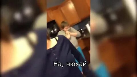 Сын нюхает маму