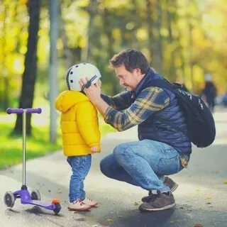 Папы одевают детей