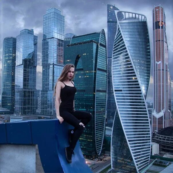 Москва сити фото людей. Фотосессия возле здания. Москва Сити фотосессия. Девушка Москва Сити. Фотосессия возле Москва Сити.