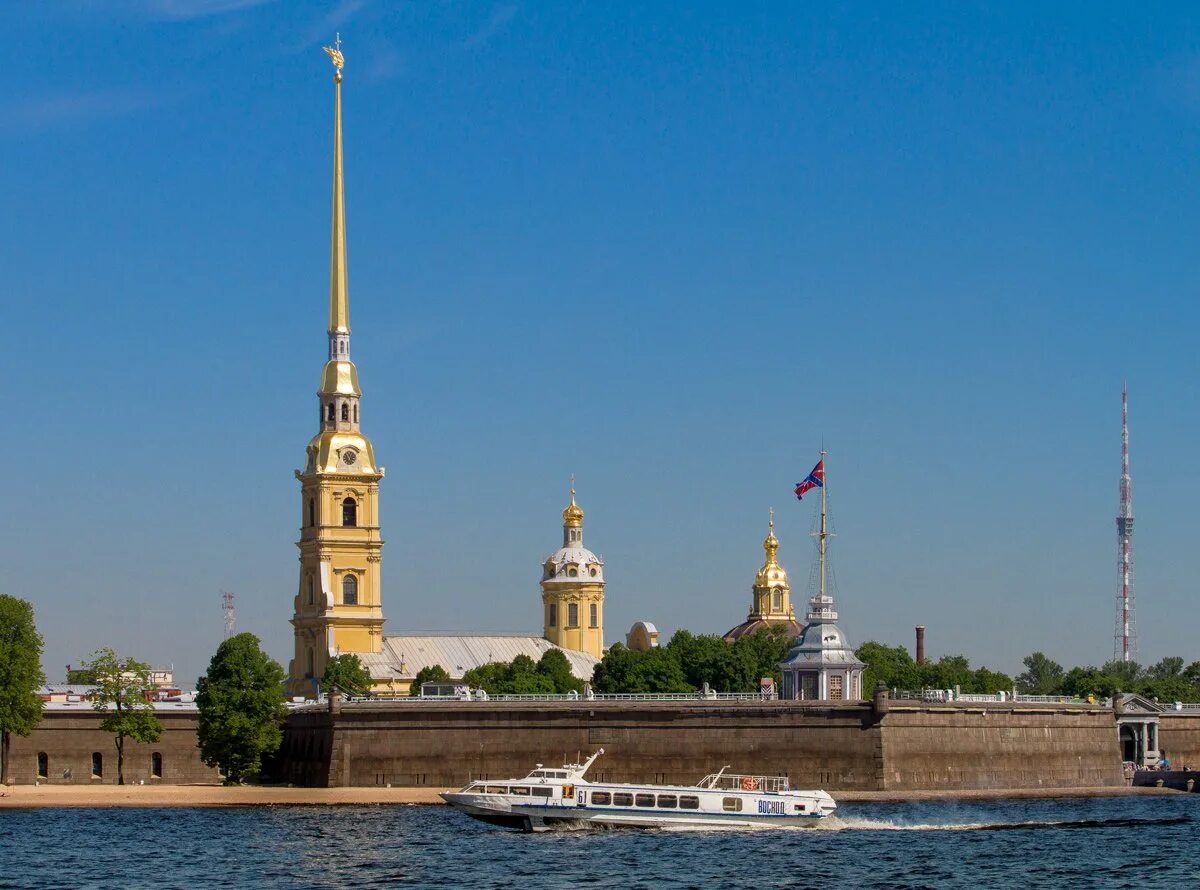 Где в санкт петербурге находится петропавловская крепость. Петропавловская крепость в санкт-петербурге. петропавловская крепость в санкт-петербурге набережная. петропавловском соборе петропавловской крепости в санкт-петербурге.. петропавловская крепость петербург 1721.
